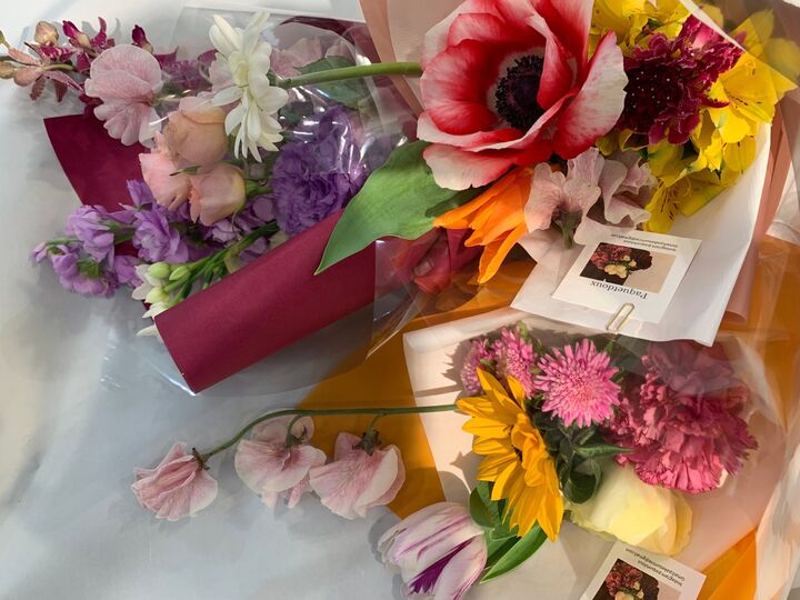 造花のしめ飾り。華やかなデザインと、シンプルなデザインどちらもご用意しております。 造花のしめ飾り。華やかなデザインと、シンプルなデザインどちらもご用意しております。