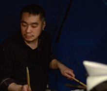 公手　徹太郎 (Drums)