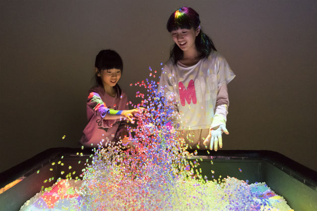 SplashDisplay/的場やすし/山野真吾/徳井太郎/©yasushi MATOBA/shingo YAMANO/taro TOKUI 協力:電気通信大学小池研究室 SplashDisplay/的場やすし/山野真吾/徳井太郎/©yasushi MATOBA/shingo YAMANO/taro TOKUI 協力:電気通信大学小池研究室