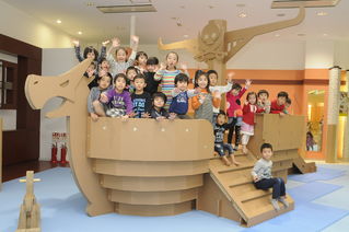 ダンボール遊園地　海賊船すべり台