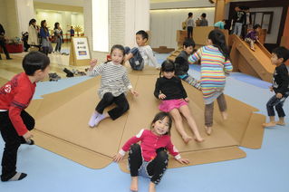 ダンボール遊園地　お山のっすべり台