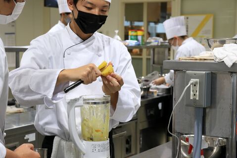 青池学園　学生レストランでの料理提供の様子