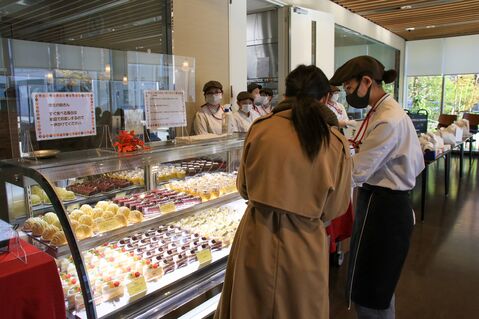 青池学園　学生レストランでの料理提供の様子